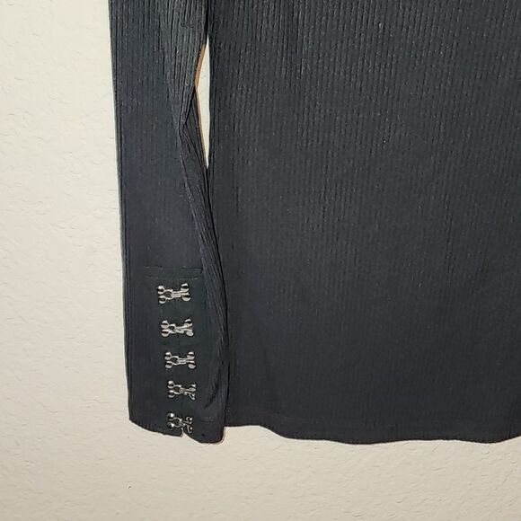 Doe & Rae Top with silver latches on top and sleeves NWOT - Picture 3 of 5